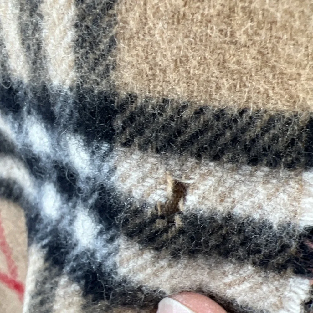 Burberry Lambswool Womens Scarf Size OS Beige Classic Check Timeless Luxury FLAW